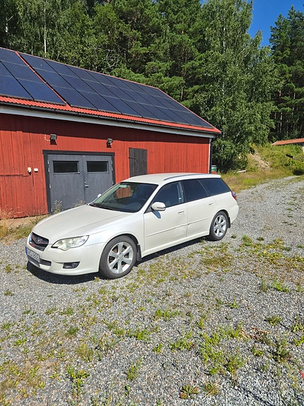 Subaru Legacy 2 of 5