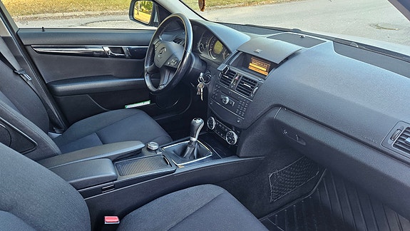 Mercedes-Benz C200 12 of 15