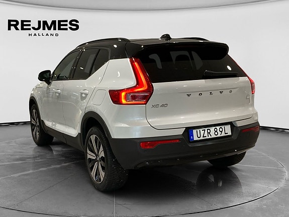 Volvo XC40 2 of 5