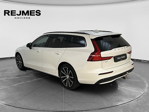 Volvo V60 2 of 5