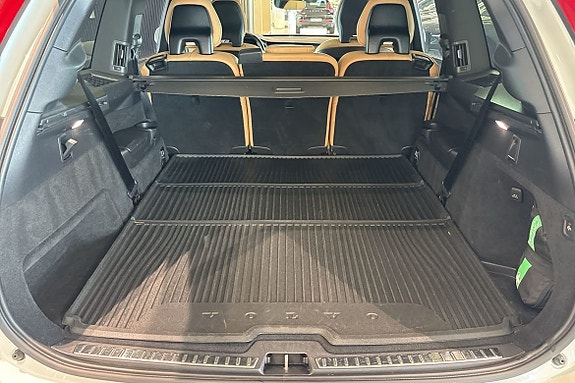 Volvo XC90 2 of 30