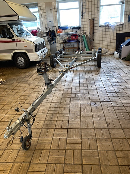 Fjord 725 SE V8 – Topputrustad familjeklassiker BK 3500kg 30 km båtvagn 11 of 19