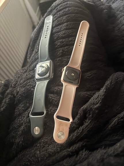 2 st apple watch se säljes en 44 mm och en 40 mm image 2