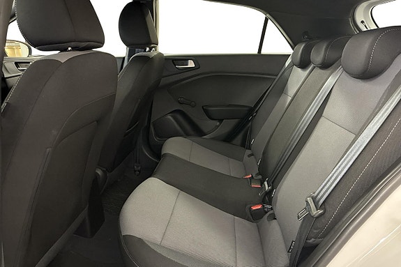 Hyundai i20 10 of 15