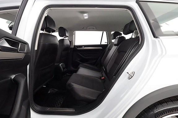 Volkswagen Passat Alltrack 12 of 27