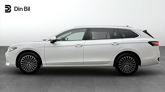 Volkswagen Passat 2 of 19