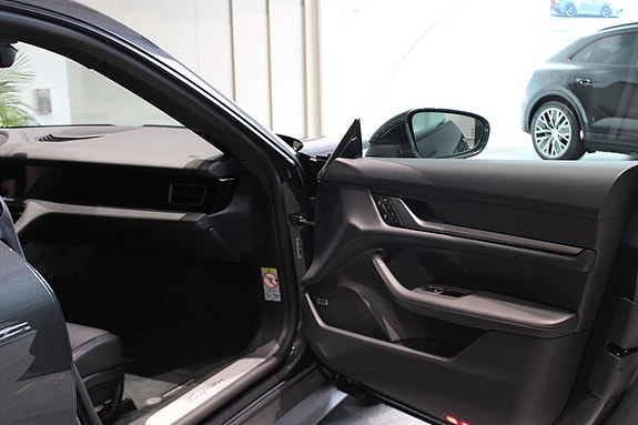 Porsche Taycan 10 of 12