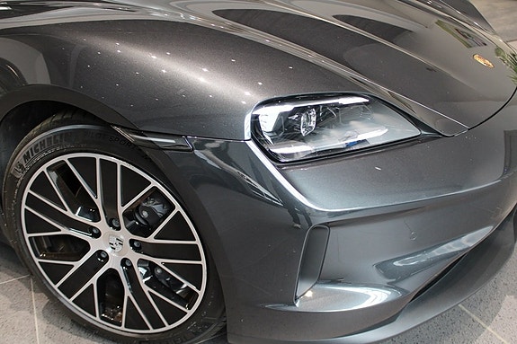 Porsche Taycan 7 of 12