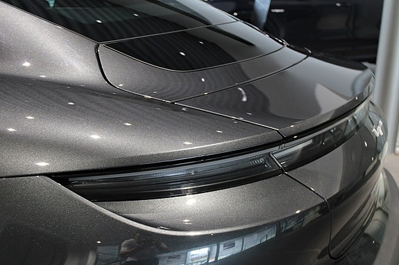 Porsche Taycan 6 of 12