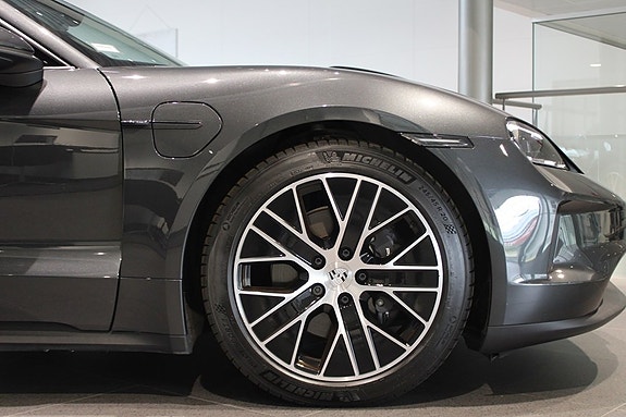 Porsche Taycan 4 of 5