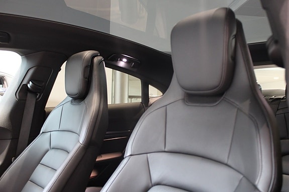 Porsche Taycan 9 of 12