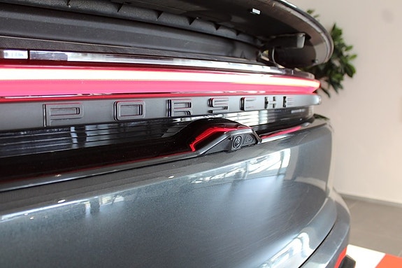 Porsche Macan Turbo 5 of 5