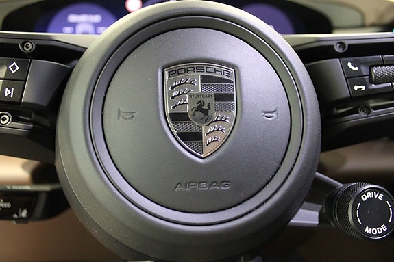 Porsche Macan Turbo 16 of 27