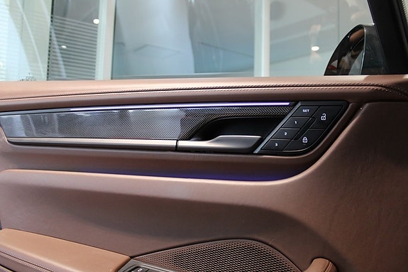 Porsche Macan Turbo 10 of 27
