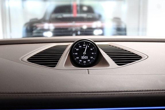 Porsche Macan Turbo 18 of 27