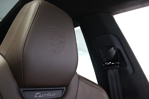 Porsche Macan Turbo 27 of 27