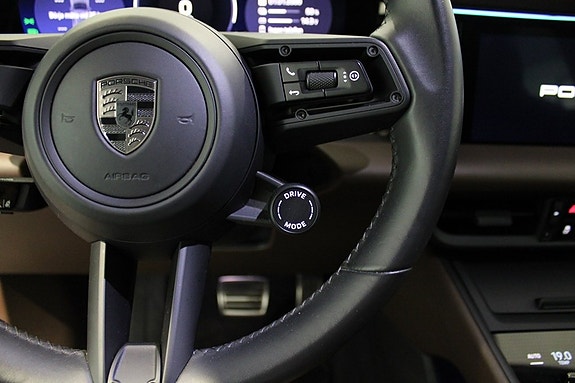 Porsche Macan Turbo 15 of 27
