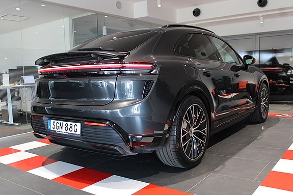 Porsche Macan Turbo 4 of 5
