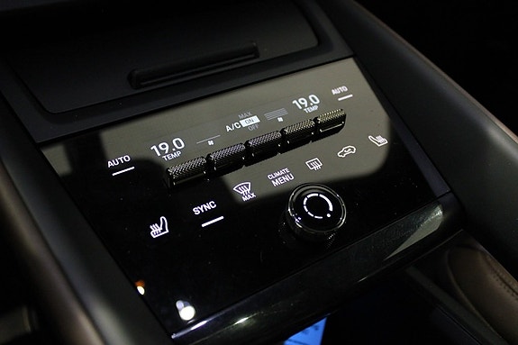 Porsche Macan Turbo 14 of 27