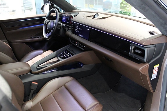 Porsche Macan Turbo 25 of 27