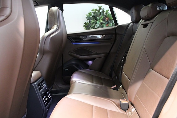 Porsche Macan Turbo 23 of 27