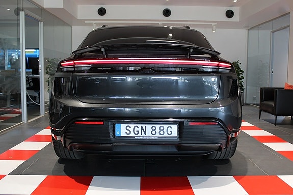 Porsche Macan Turbo 3 of 5