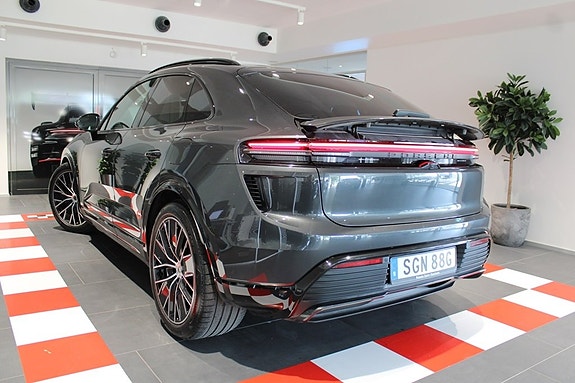 Porsche Macan Turbo 2 of 5