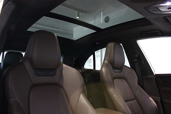 Porsche Macan Turbo 26 of 27