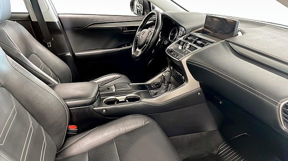 Lexus NX300h 3 of 5