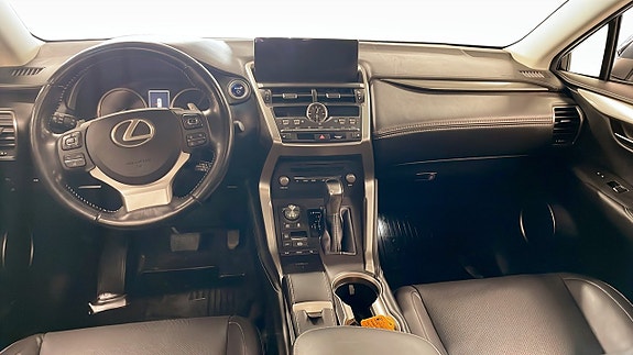 Lexus NX300h 4 of 5
