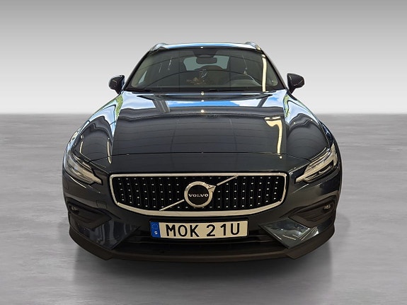 Volvo V60 Cross Country 2 of 7