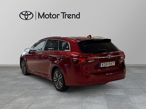 Toyota Avensis 2 of 5