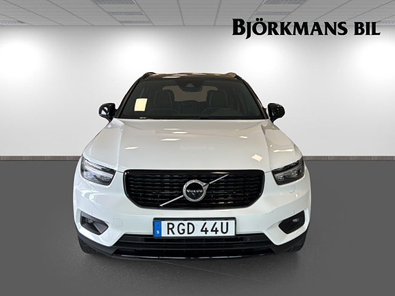 Volvo XC40 2 of 5