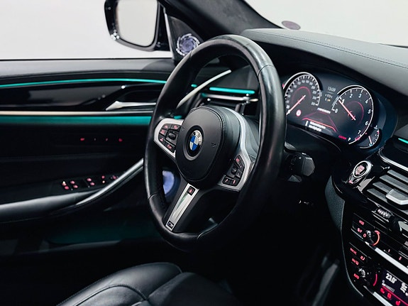 BMW M550i 4 of 5