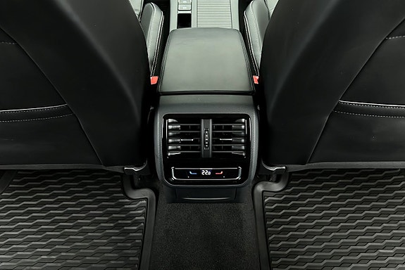 Volkswagen Passat 21 of 30