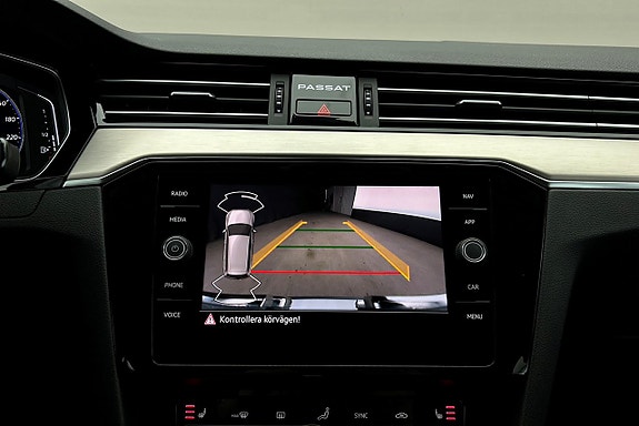 Volkswagen Passat 26 of 30