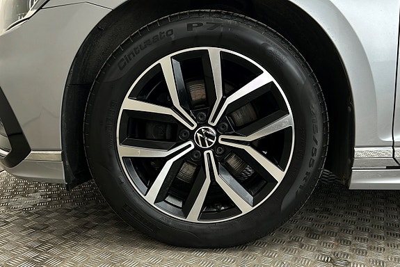 Volkswagen Passat 12 of 30