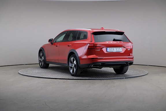 Volvo V60 Cross Country 2 of 5