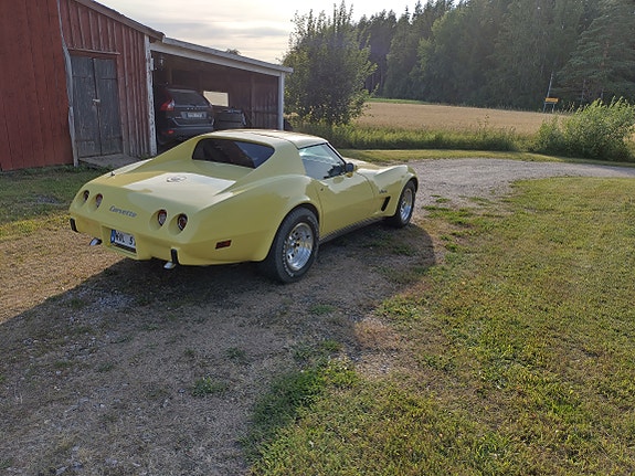 Chevrolet Corvette 2 of 5