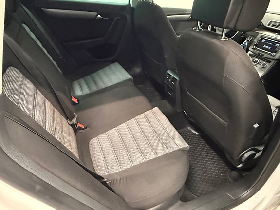 Volkswagen Passat 14 of 26