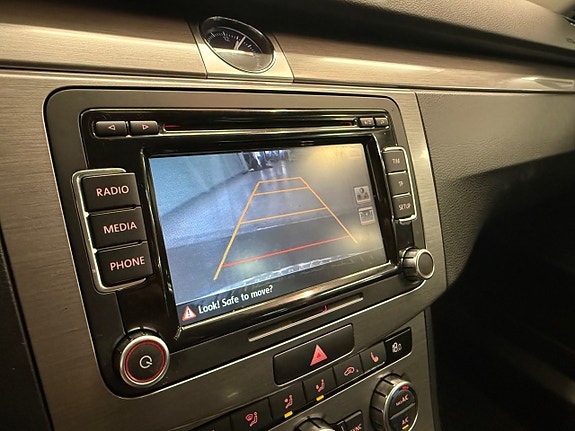 Volkswagen Passat 15 of 26