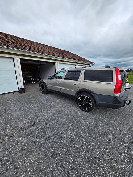 Volvo XC70 2 of 4