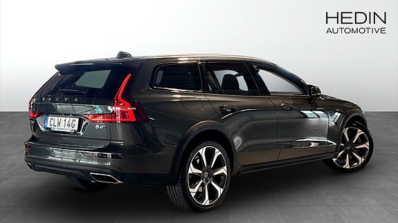 Volvo V60 Cross Country 2 of 5