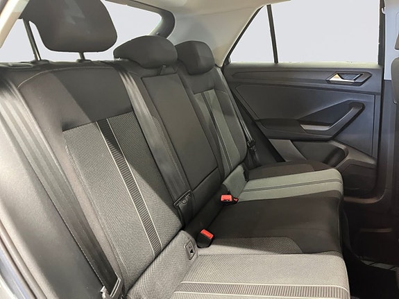 Volkswagen T-Roc 17 of 22