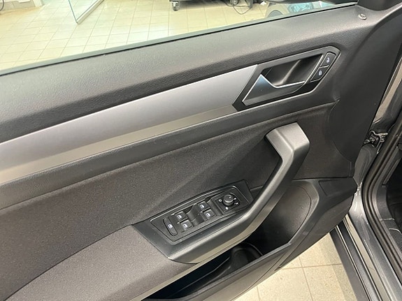 Volkswagen T-Roc 13 of 22
