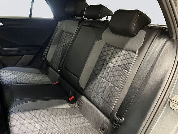 Volkswagen T-Roc 16 of 22