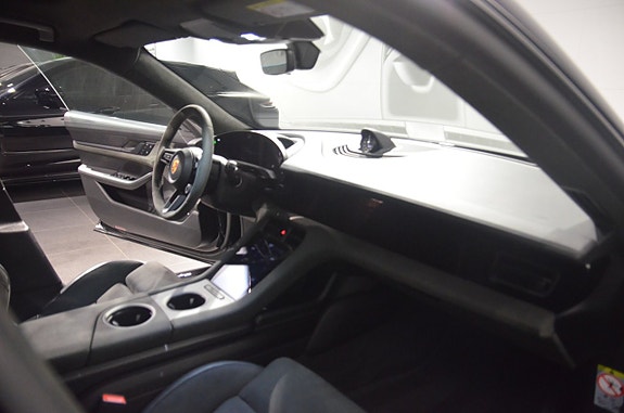 Porsche Taycan GTS 13 of 20