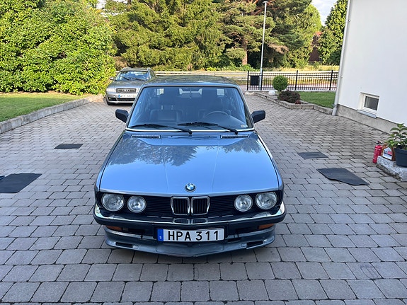 BMW 520i 4 of 5