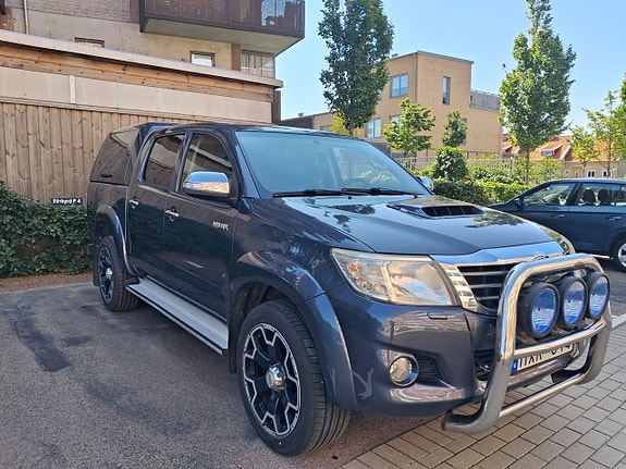 Toyota HiLux 2 of 5