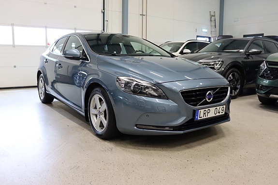 Volvo V40 2 of 23